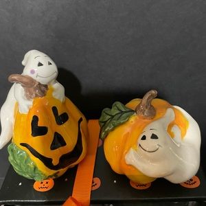 Blue sky salt & pepper shakers NWT